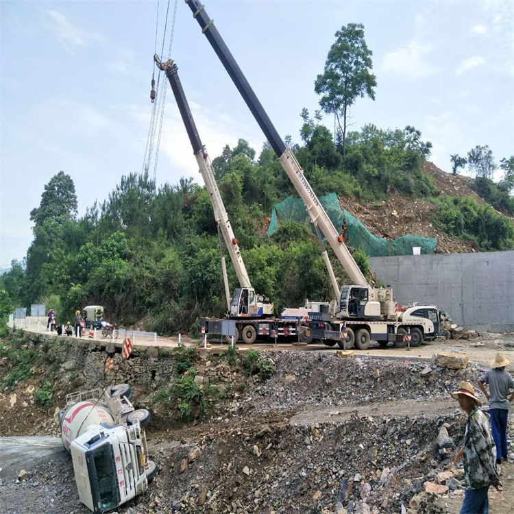 武城汽车掉沟里叫吊车救援要多少钱
